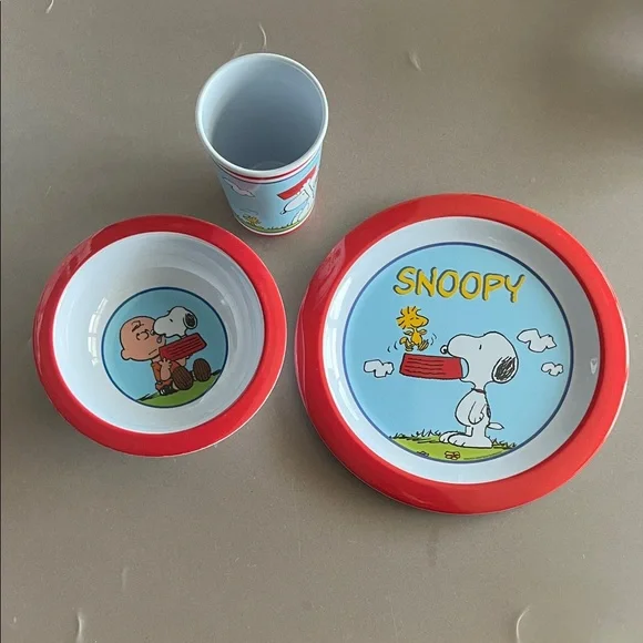 Snoopy Red Dinnerware Set - Picture 1 of 4